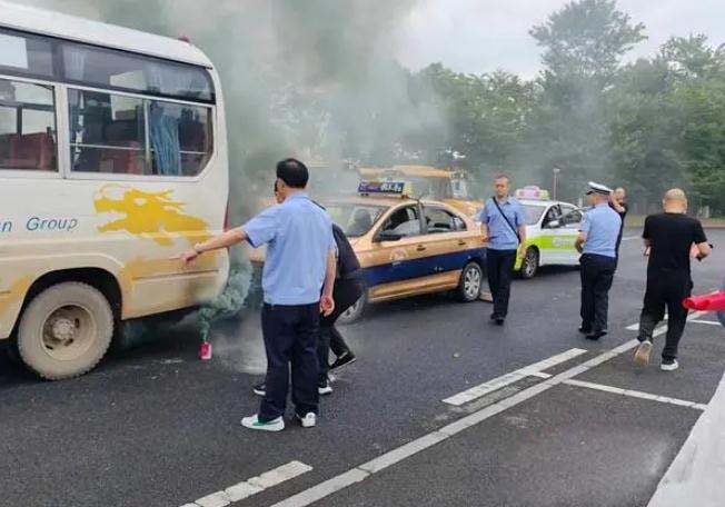 常德桃花源交警組織多部門開展道路交通事故應(yīng)急演練