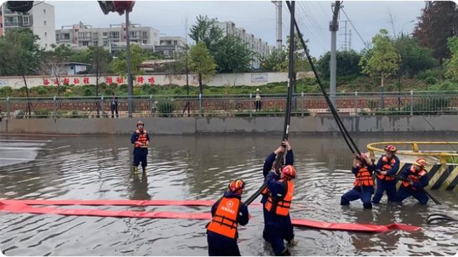 麒麟?yún)^(qū)遭暴雨突襲|部分道路積水嚴(yán)重，消防緊急排澇解憂