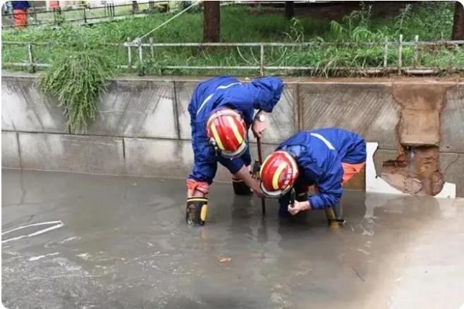 麒麟?yún)^(qū)遭暴雨突襲|部分道路積水嚴(yán)重，消防緊急排澇解憂